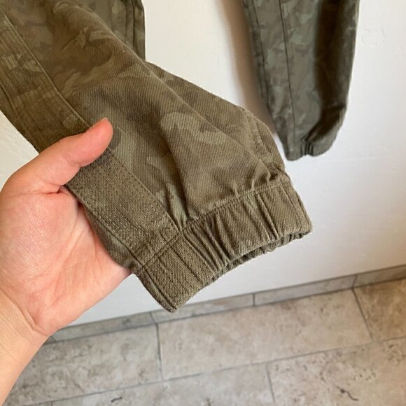Athleta Farallon Stratum Green Camo Jogger Size 0 - Picture 4 of 9